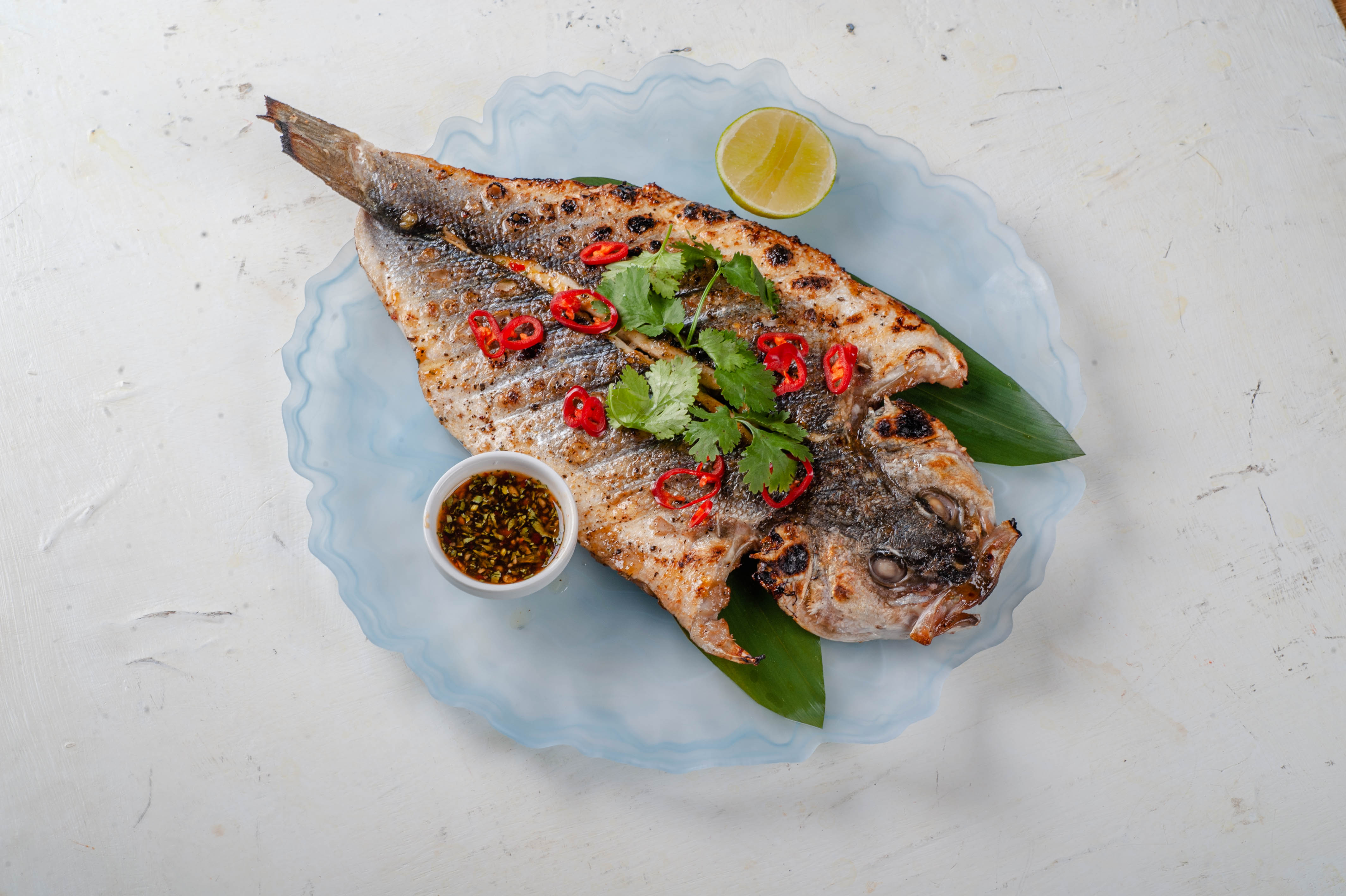 Бабочка из сибаса на углях (азиатский стиль)